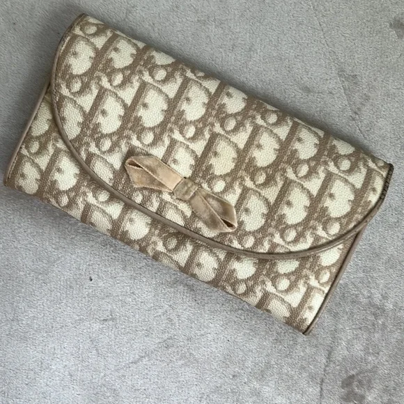 TRADED! VTG Christian Dior Tan Y2K 90s Bow Trotter WOC Clutch Wallet Pearl Chain - Picture 8 of 15